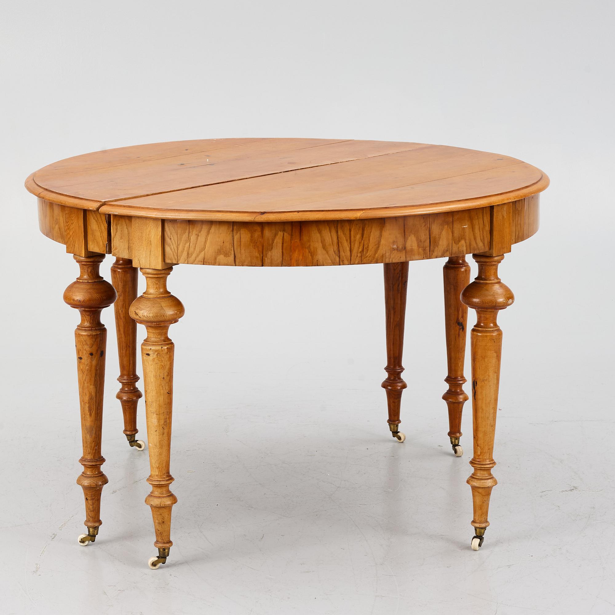 A late 19th century dining table.