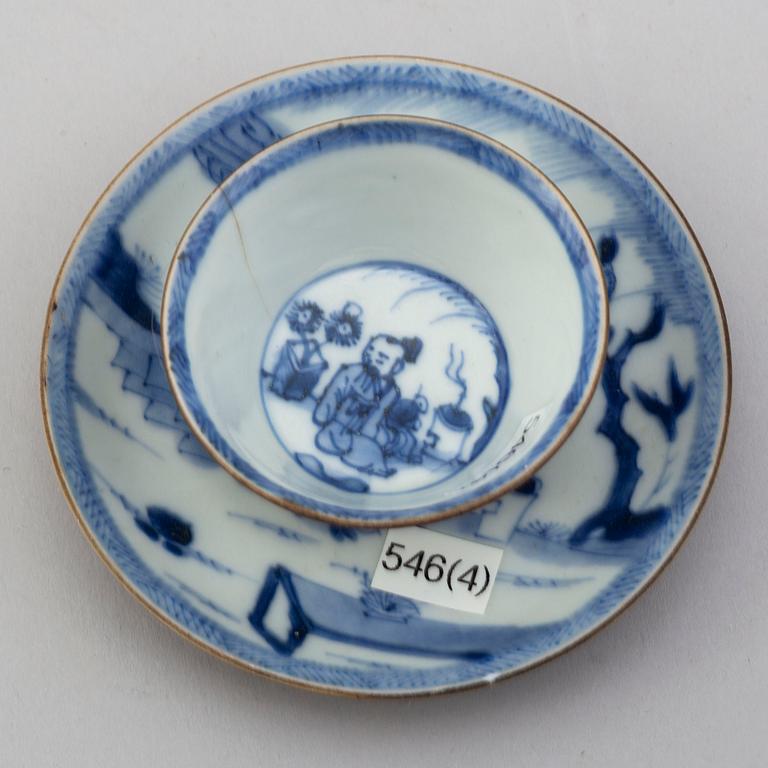 KOPPAR MED FAT, set om fyra stycken, porslin. Qingdynastin, Kangxi (1662-1722).