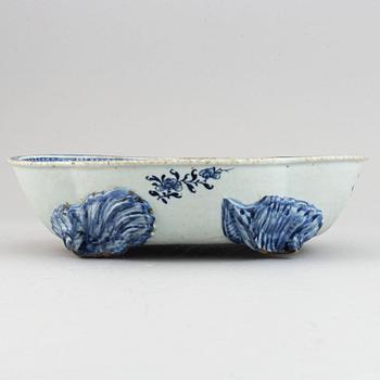 A blue and white export porcelain serving bowl, Qing dynasty, Qianlong (1736-95).