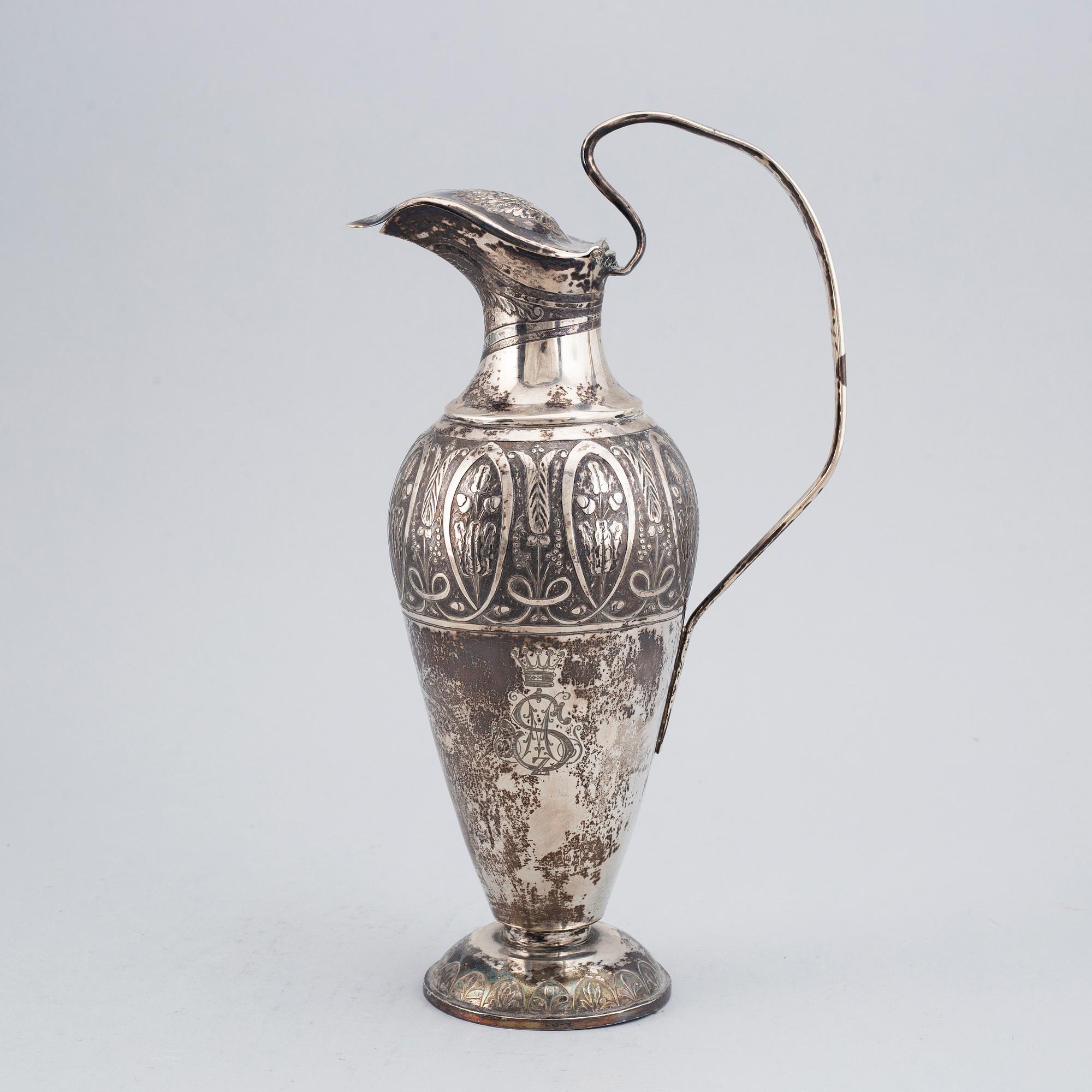 Au Austrian early 20th century silver wine charger.