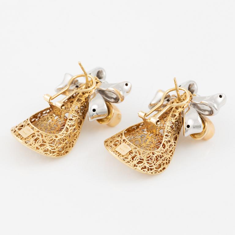 Demi parure, ring and earrings, 18K gold with brilliant-cut diamonds. Italy.