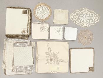 LINNEVAROR, broderade dukar och servetter, 1900-talets mitt.