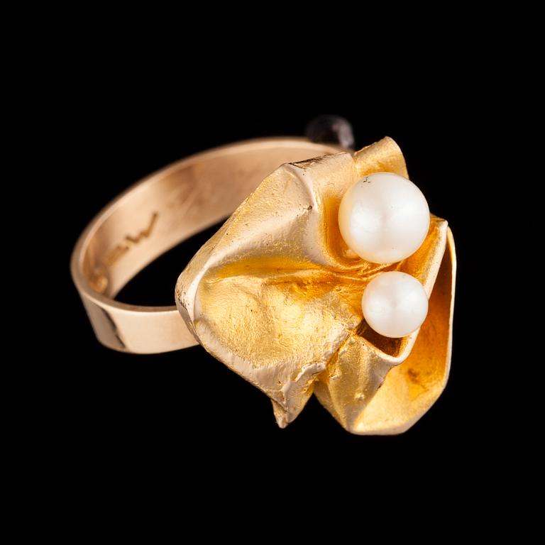 RING, "Broken leaf", 14K guld, 2 pärlor, Björn Weckström Lapponia 1967. Vikt 6,7 g.