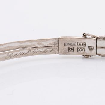 Armring 18K vitguld 1 odlad pärla ca 7,5 mm och 6 diamanter 8/8, stämplad K HIL Helge Larsson Malmö 1966, ca 16 cm.