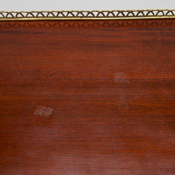 Sidobord, sengustavianskt, kring 1810, ristad signering AAS, oidentifierad.