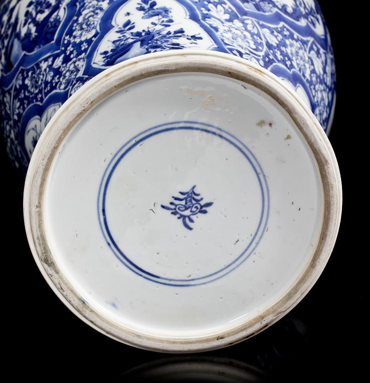 URNA/GOLVVAS, porslin, Kangxi, Kina, 1600/1700-tal.