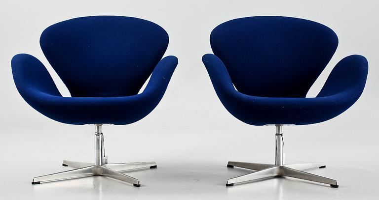 FÅTÖLJER, ett par, "Svanen", Arne Jacobsen, Fritz Hansen, 1992.