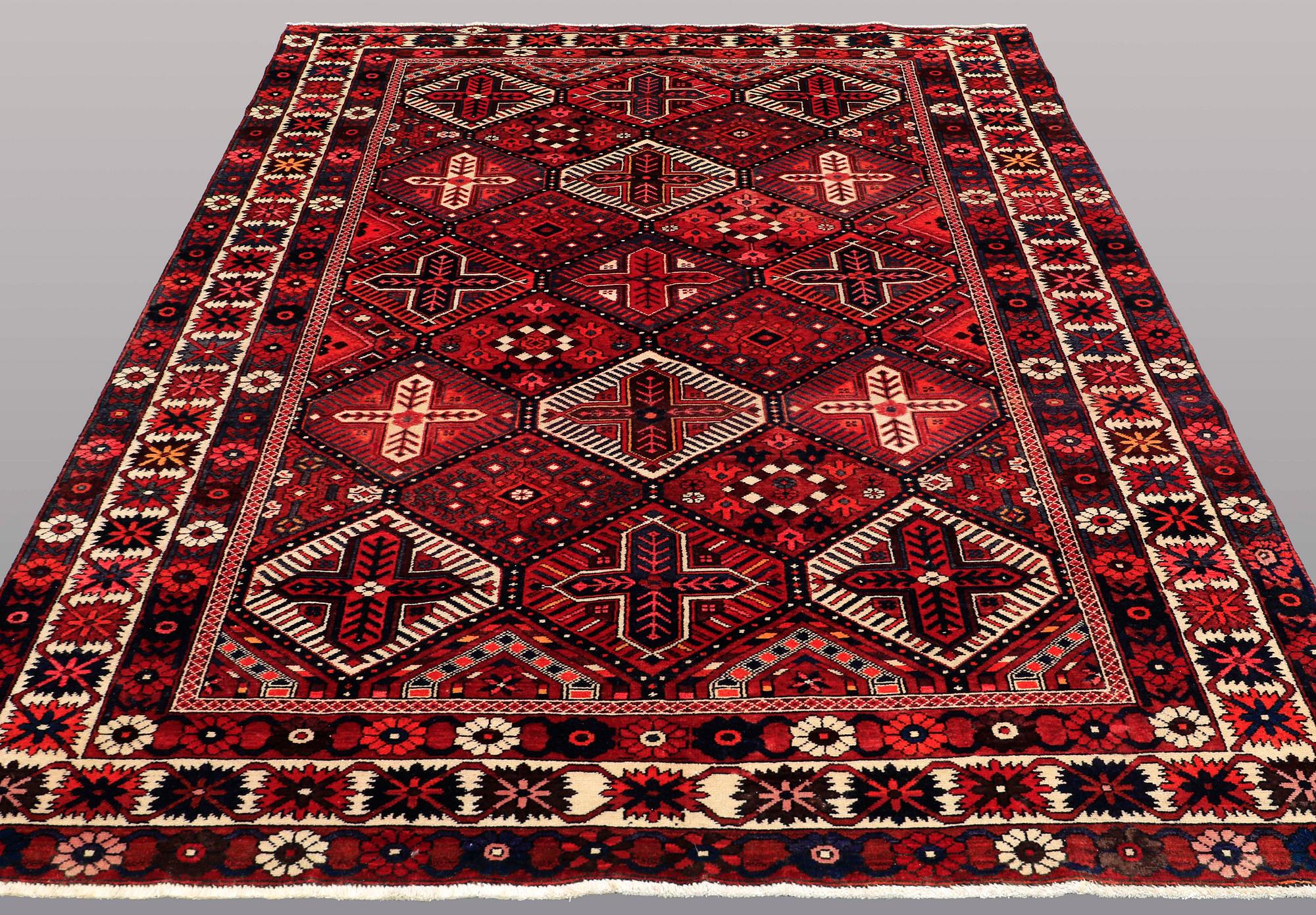 A CARPET, Baktiari, ca 295 x 208 cm.