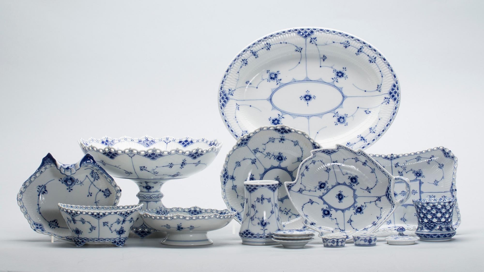 SERVISDELAR, 16 delar, "Musselmalet", Royal Copenhagen, porslin, 1900-tal.