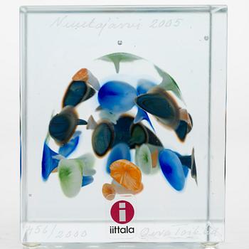 Oiva Toikka, annual glass cube, signed Oiva Toikka Nuutajärvi 2005, numbered 456/2000.