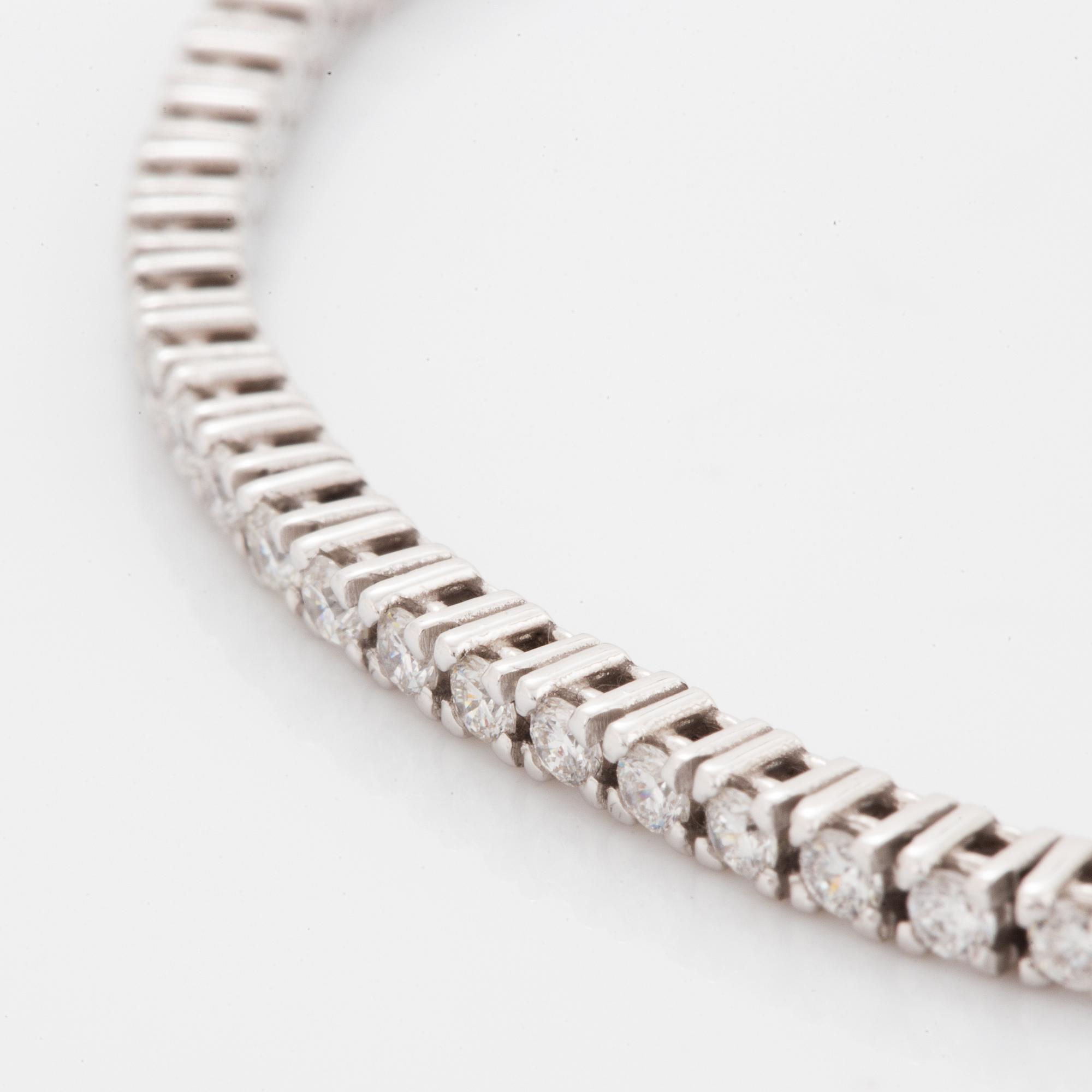 Tennisbracelet with brilliant-cut diamonds.
