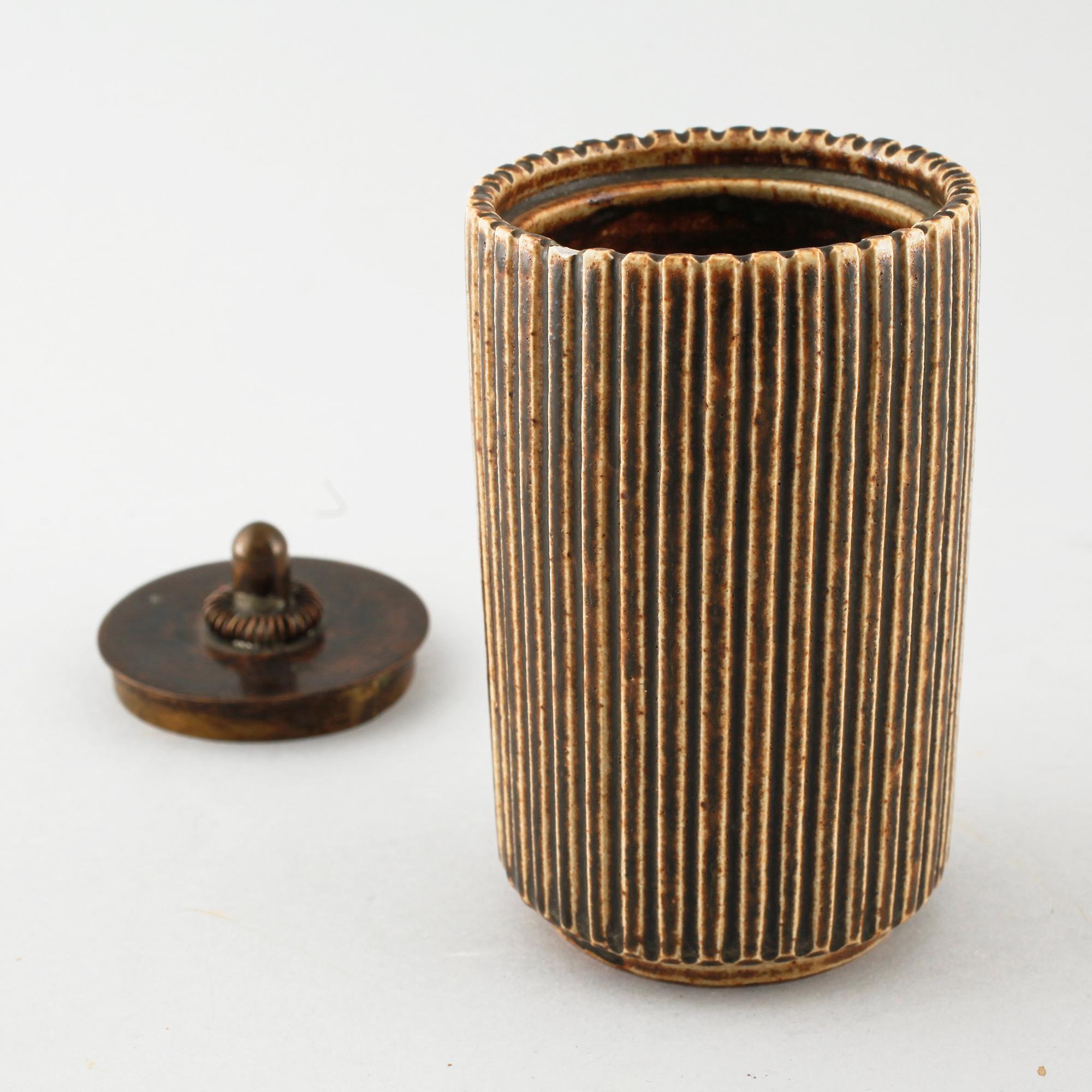 Six pieces of ceramic designed by Gunnar Nylund, Carl-Harry Stålhane and Arne Bang among others.