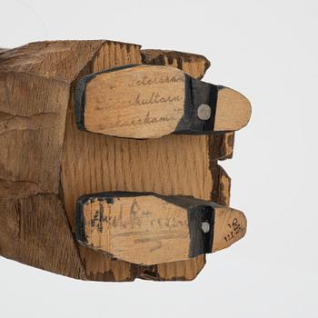 Axel Petersson Döderhultarn, skulptur, signerad. Delvis bemålat trä, höjd 25 cm.