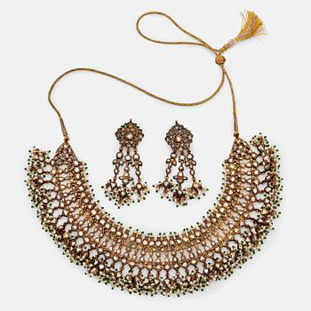 1002. An Indian demi parure comprising a necklace and a pair of earrings.