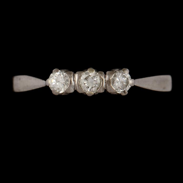 RING, 18k vitguld med tre briljantslipade diamanter tot 0.20 ct, KG Markström, Uppsala, 1972. Vikt 3 g.