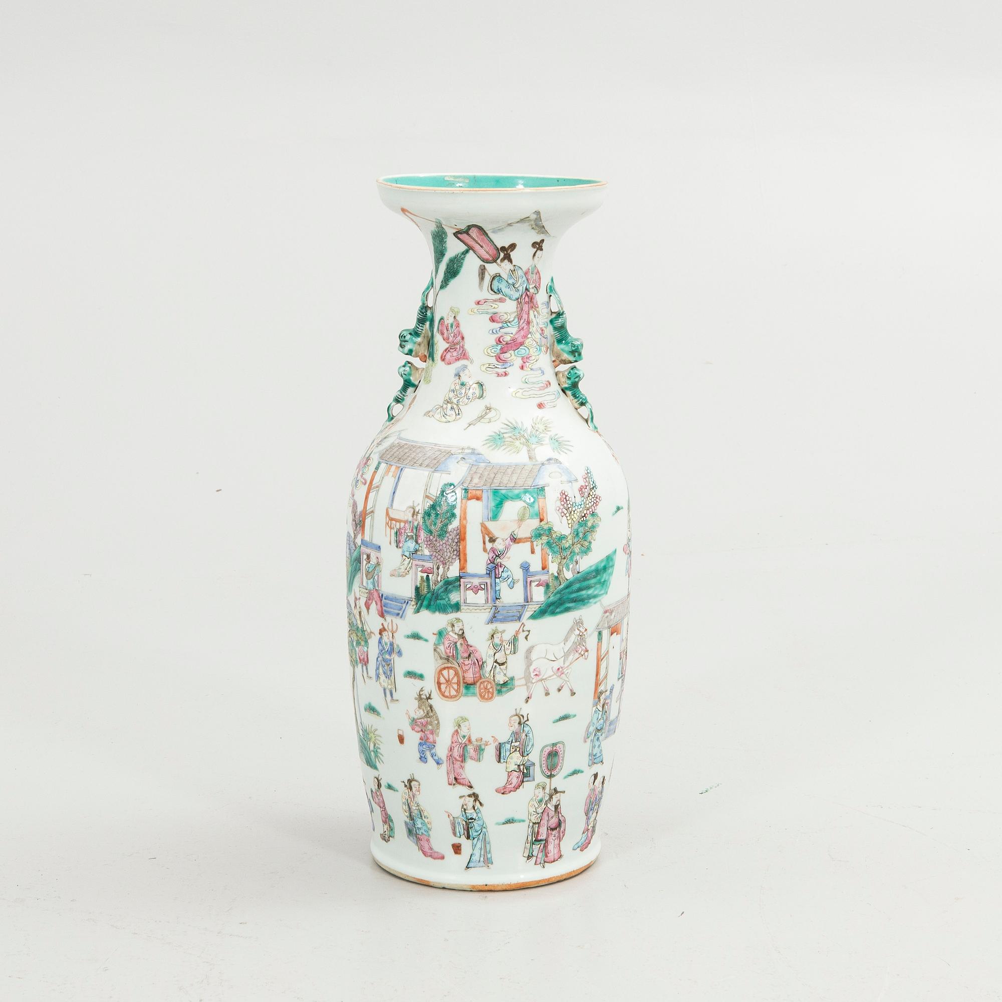A large Chinese famille rose porcelain vase, Qing dynasty, 19th century.