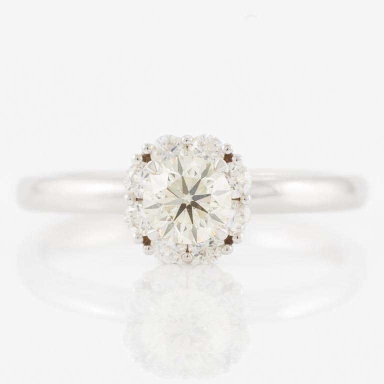 Ring 18K vitguld med briljantslipade diamanter.