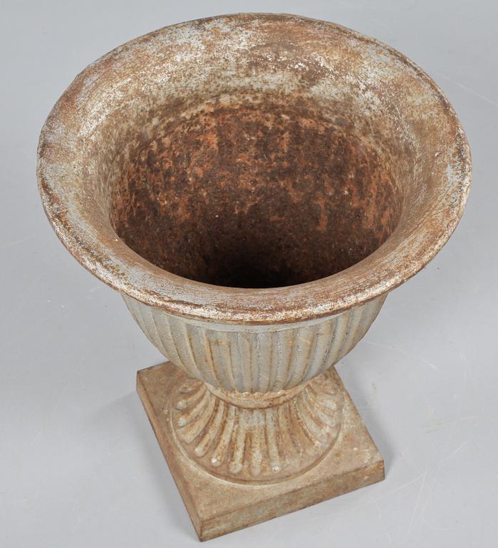 TRÄDGÅRDSURNA, gjutjärn, 1900-talets fjärde kvartal.