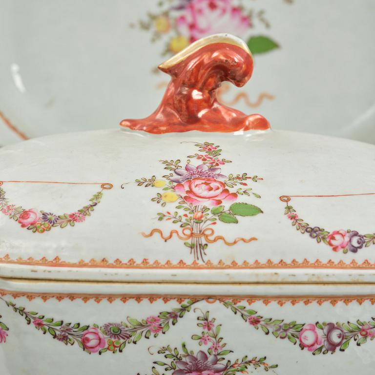 An extensive famille rose dinner service, Qing dynasty, Qianlong (1736-95). (106 pieces).