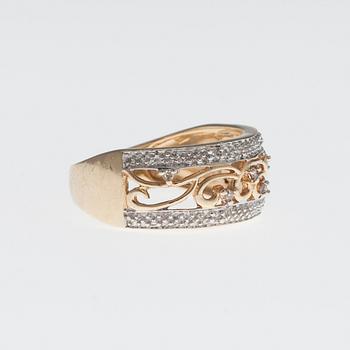 RING, 14K guld, små diamanter, tot. ca 0,10 ct. Vikt 3,1 g.