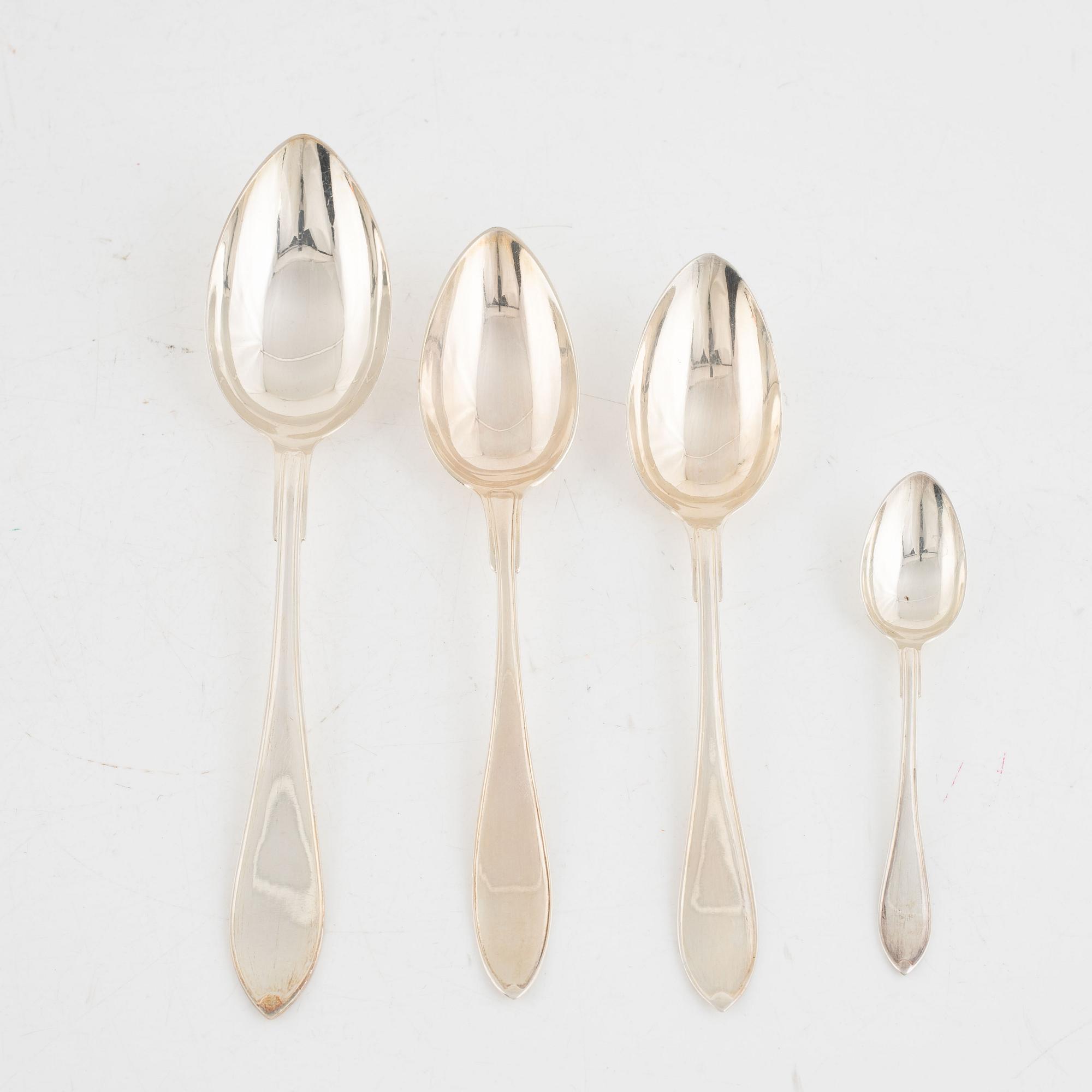 Bestickuppsättning i schatull, silver, 105 delar, modell "Svenskt spets", Svenska importstämplar samt GAB, 1919-23.