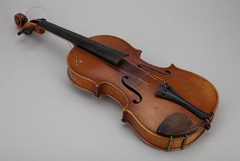 VIOLIN, i fodral, sekelskiftet 1800/1900.