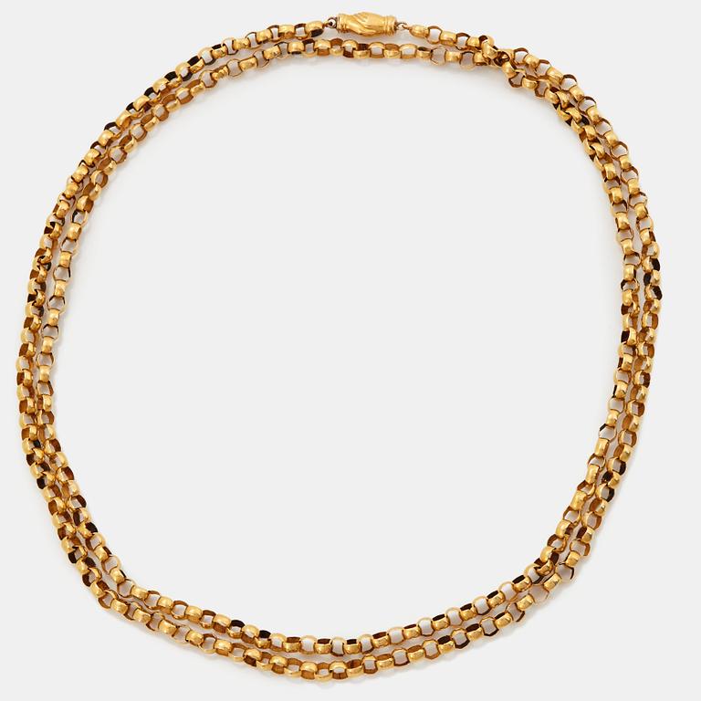 An 18K gold necklace.