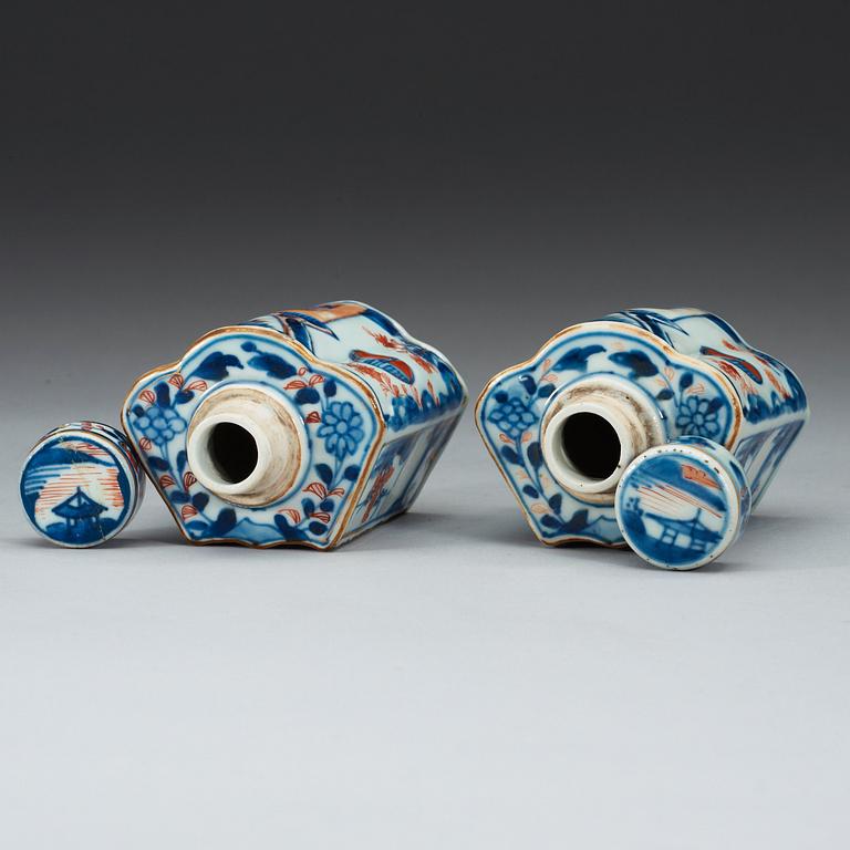 A pair of Imari tea caddies, Qing dynasty, Kangxi (1662-1722).