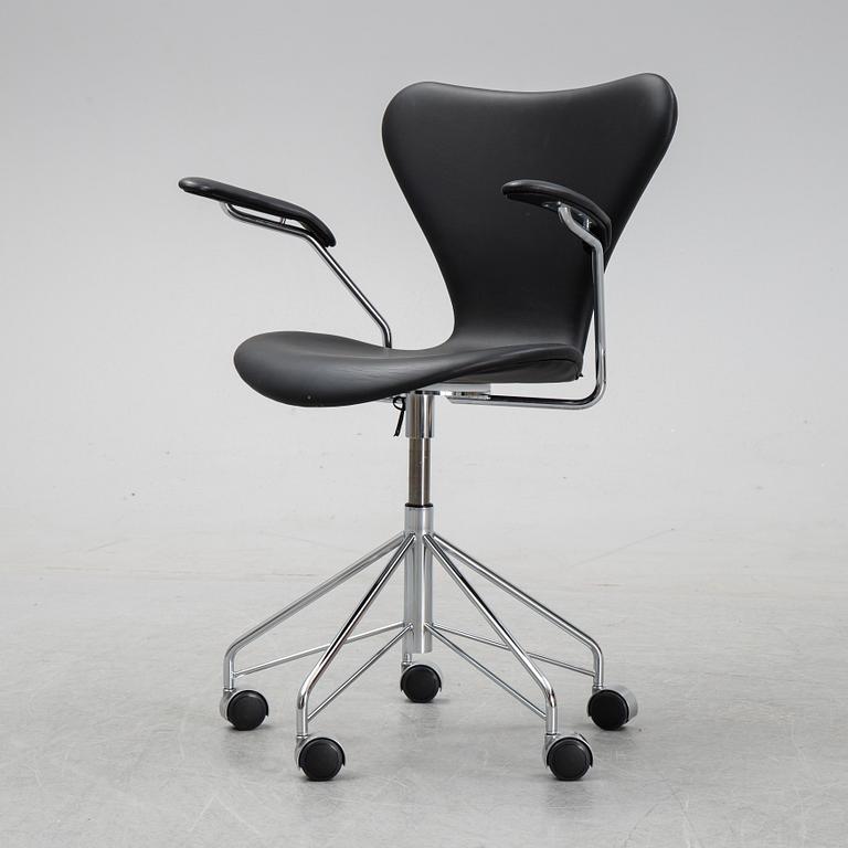 A 'Serie 7' swivel office chair by Arne Jacobsen for Fritz Hansen.