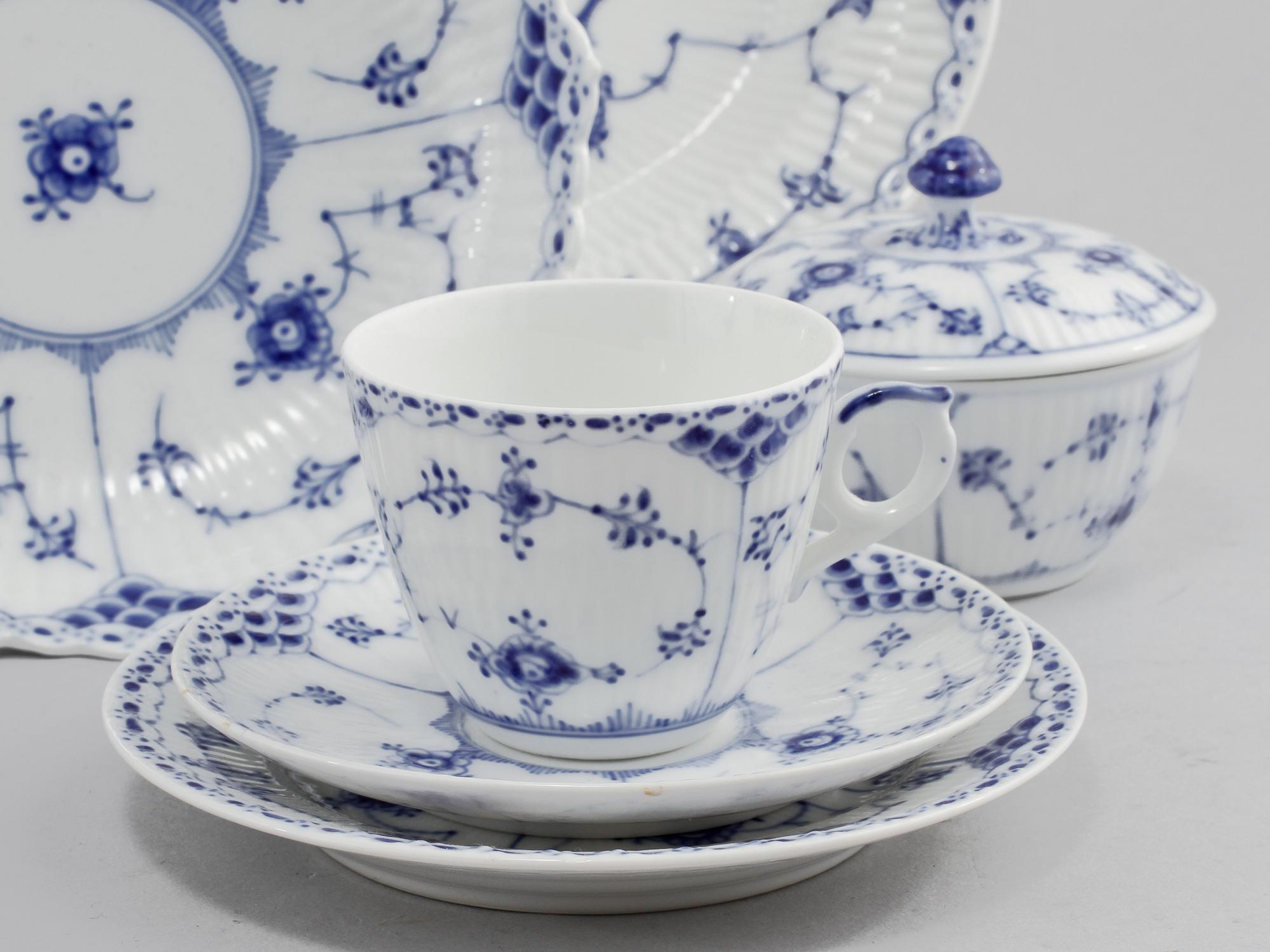 KAFFESERVIS, 35 delar, porslin,  "Musselmalet", Royal Copenhagen, 1900-talets andra hälft.