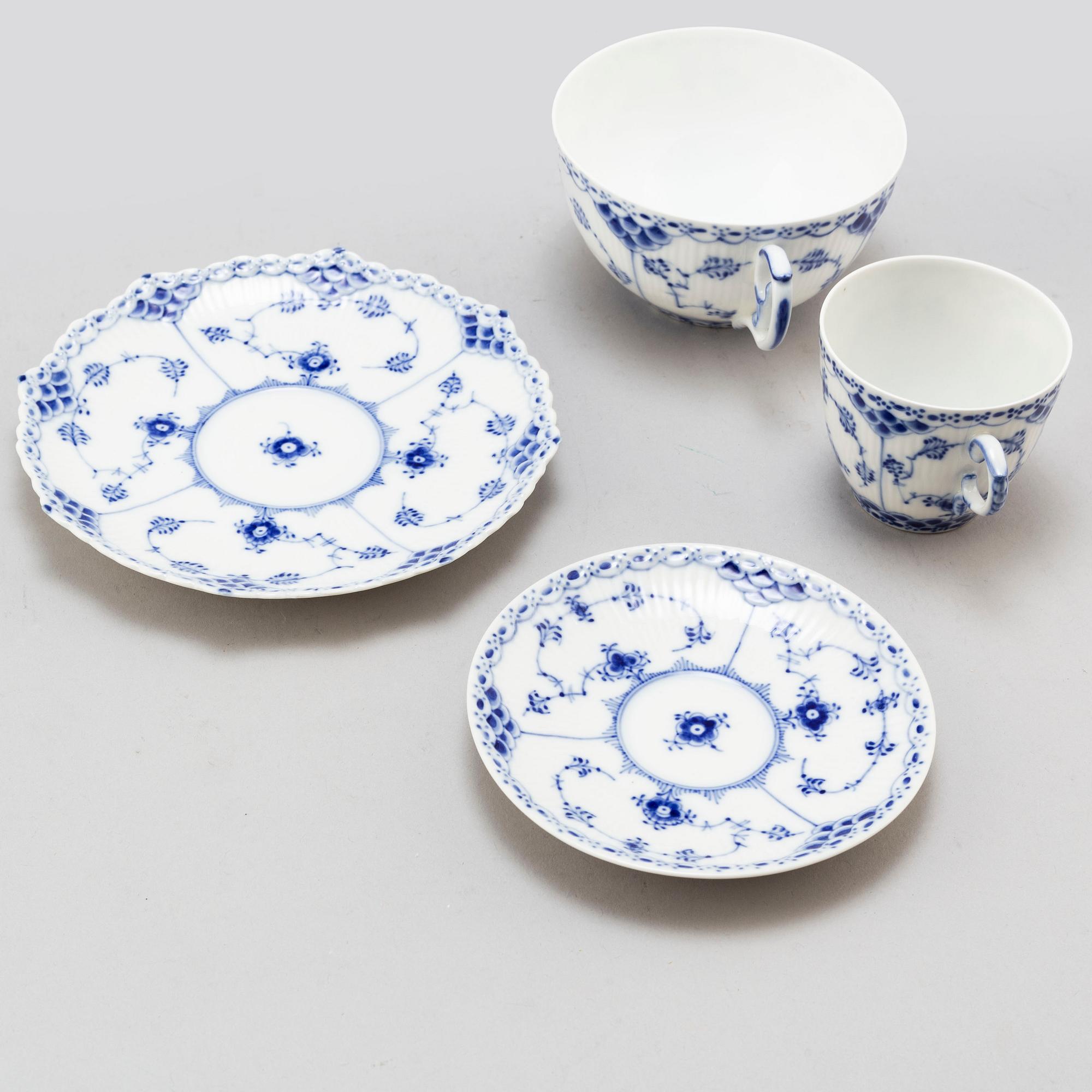 SERVIS, 46 delar, porslin. Royal Copenhagen, Musselmaalet, 1900-tal.