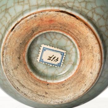 A celadon crackle glaze jar with handles, Qing dynasty, 18th century.