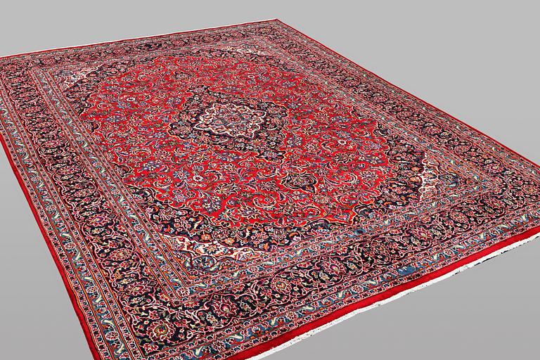 A carpet, Kashan, ca 389 x 300 cm.