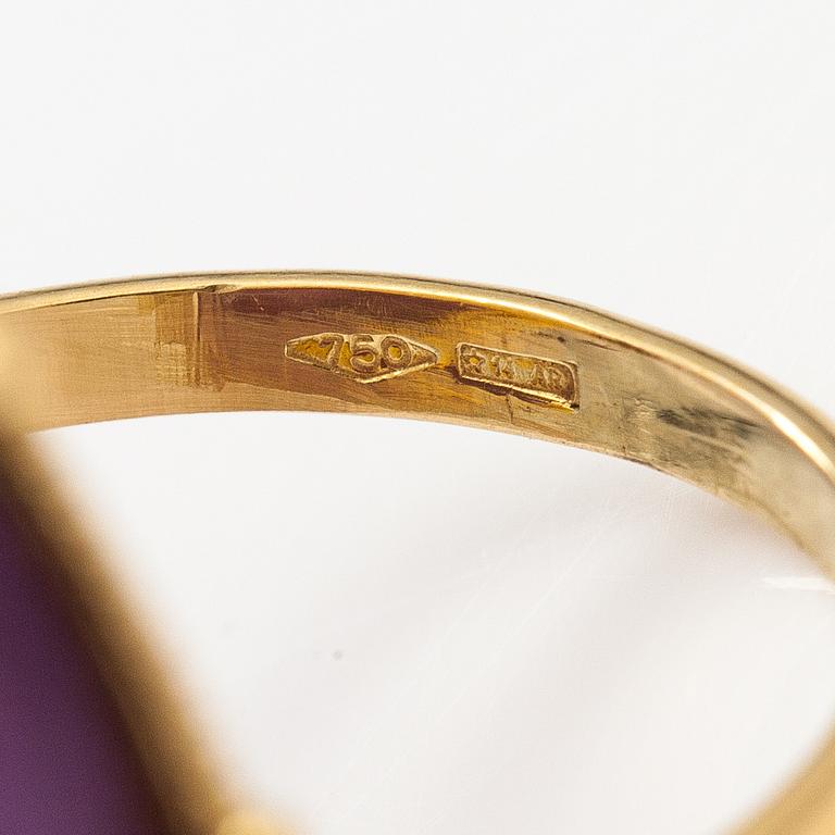 An 18K gold ring with a amethyst and MOP cameo.