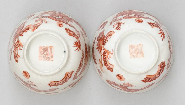 A pair of dragon cups, late Qing dynasty (1644-1912), with seal mark.