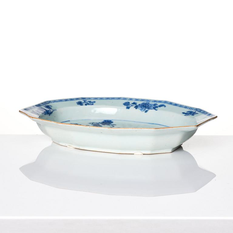 A pair of blue and white Chinese Export serving dishes, Qing dynasty, Qianlong (1736-95).