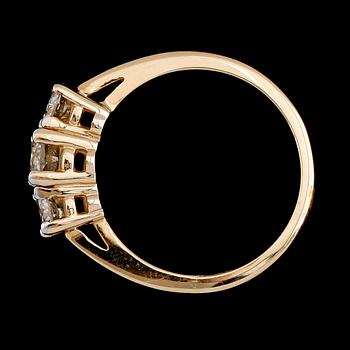 RING, 14K gult guld, briljantslipade diamanter tot ca 0.83 ct.