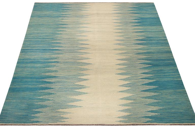 A Kilim carpet, c. 301 x 196 cm.