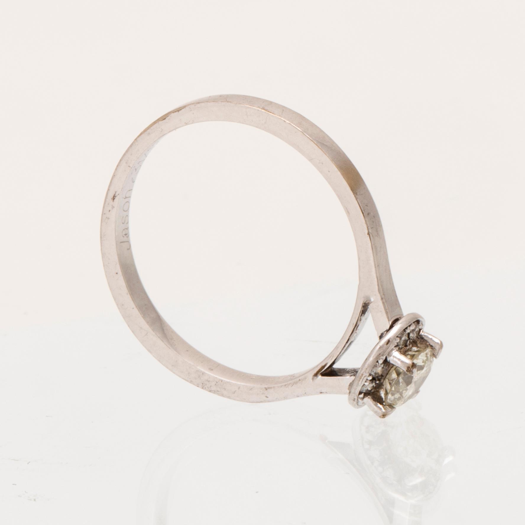 An 18K white gold ring set with round brilliant-cut diamonds.