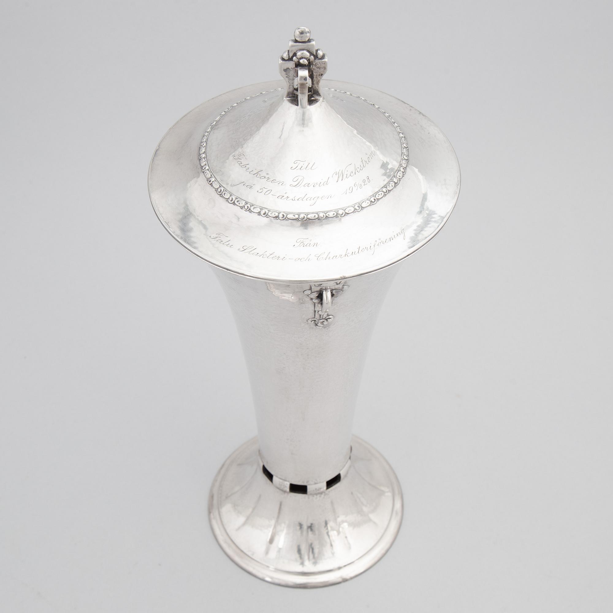 Pokal med lock, silver, 1900-tal, stämplad EM O Möller.
