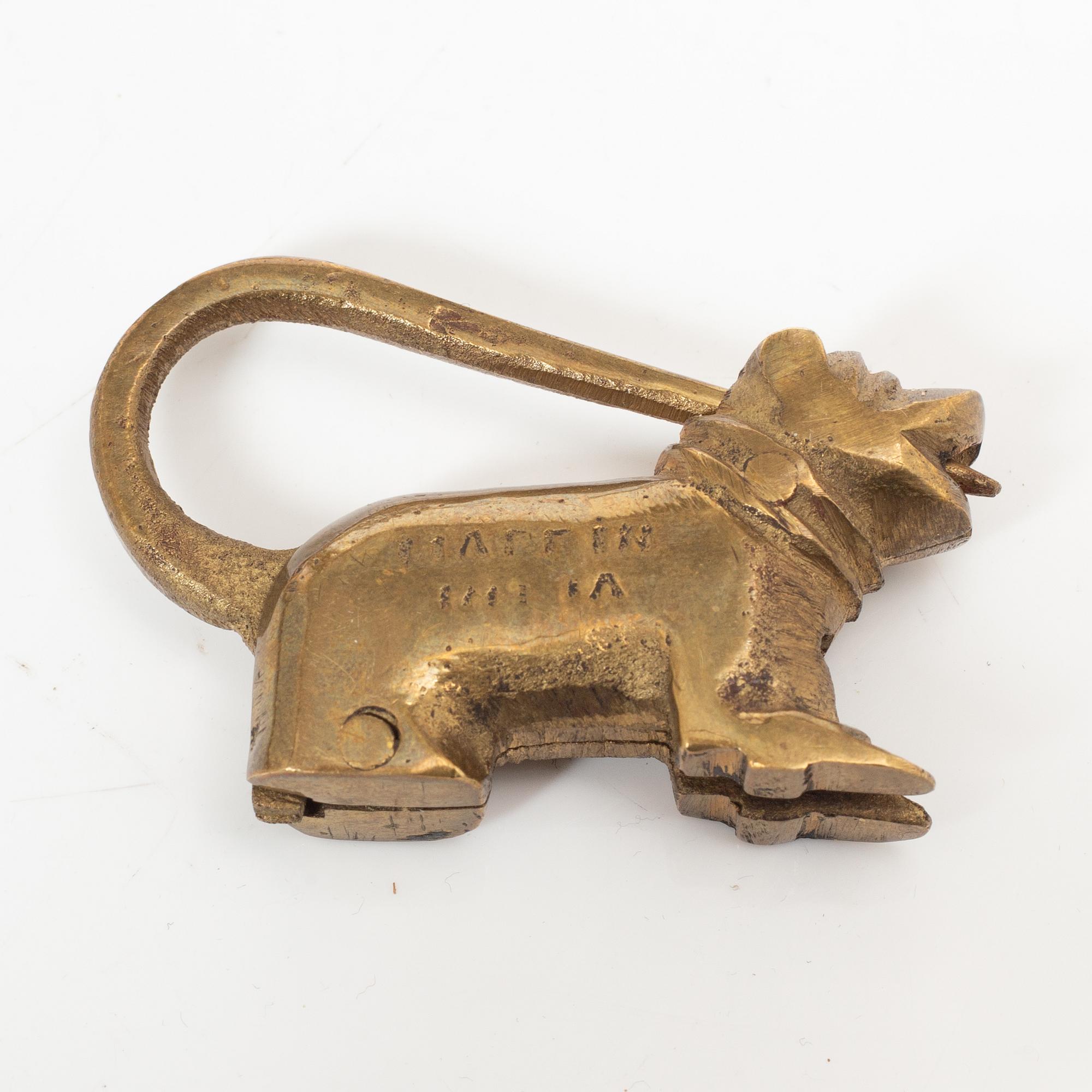 A group of Chinese brass locks, late Qing dynasty/early 20th century. (8 pieces).