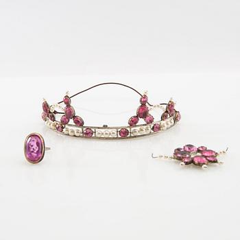 Tiara of silver with cultured pearls and pink faceted glass, ring of silver with synthetic pink sapphire, Hässleholm 1964.