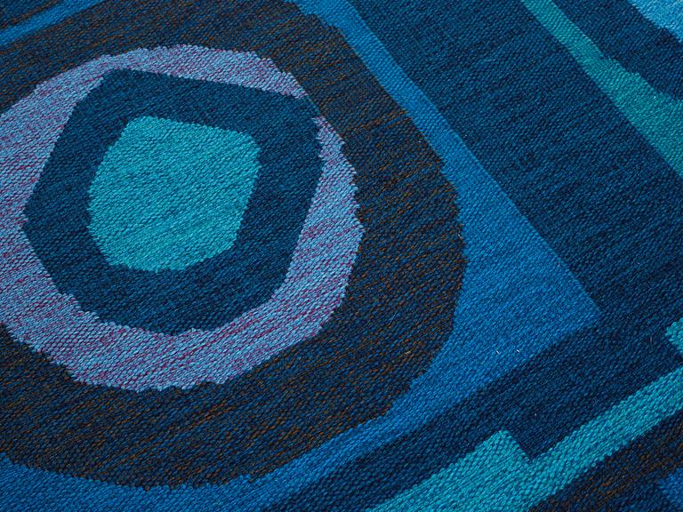 MATTA. Rölakan. 238,5 x 175 cm. Signerad Signerad GBJ samt en vävarsignatur i form av ljusgrön ruta.