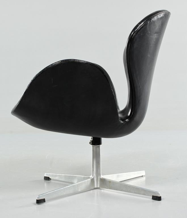 FÅTÖLJ, "Svanen", Arne Jacobsen, Fritz Hansen, 1900-talets andra hälft.