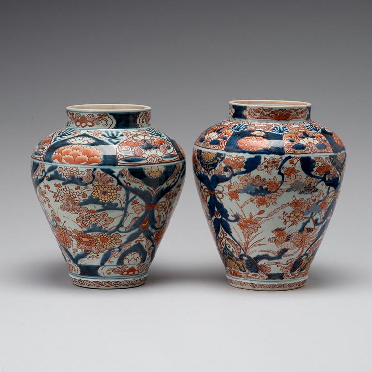 A pair of Japanse imari jars, Genroku, 18th Century.