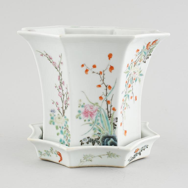 A Chinese porcelain flowerpot on a  dish, 1960s or later.