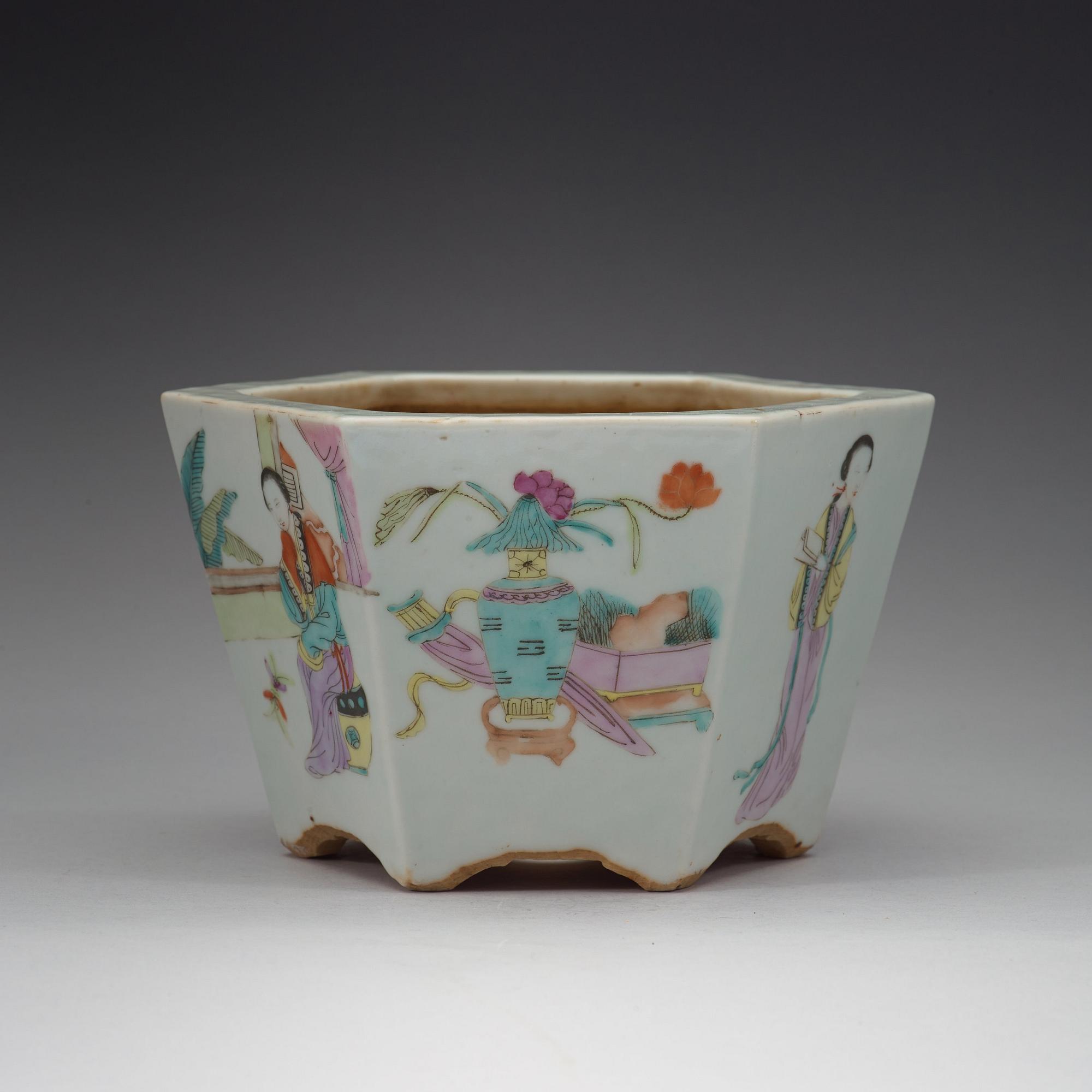 A famille rose flower pot, late Qing dynasty (1644-1912).