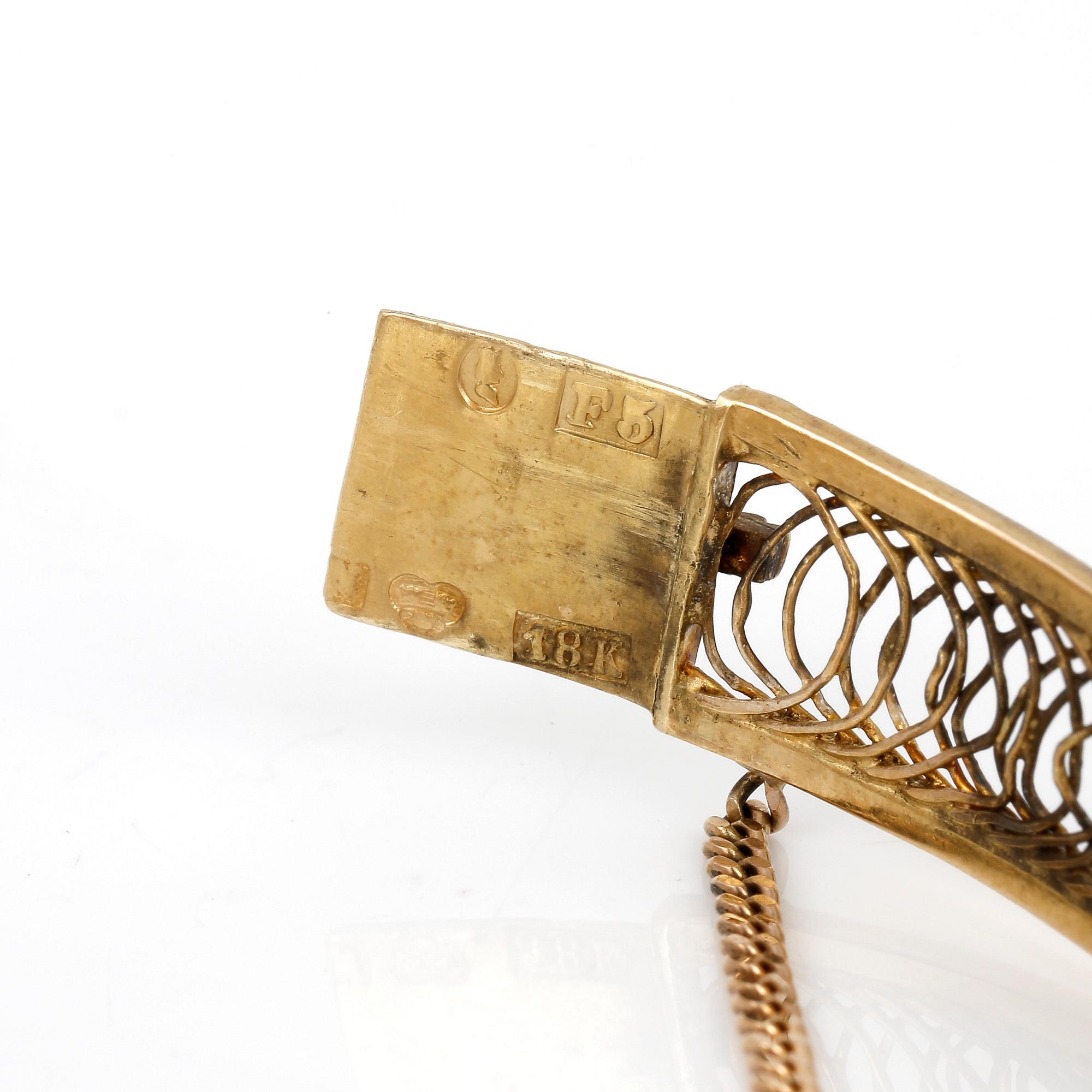 ARMRING, filigranarbete, 18 guld med granater. Stockholm 1860. Vikt ca 25 g.