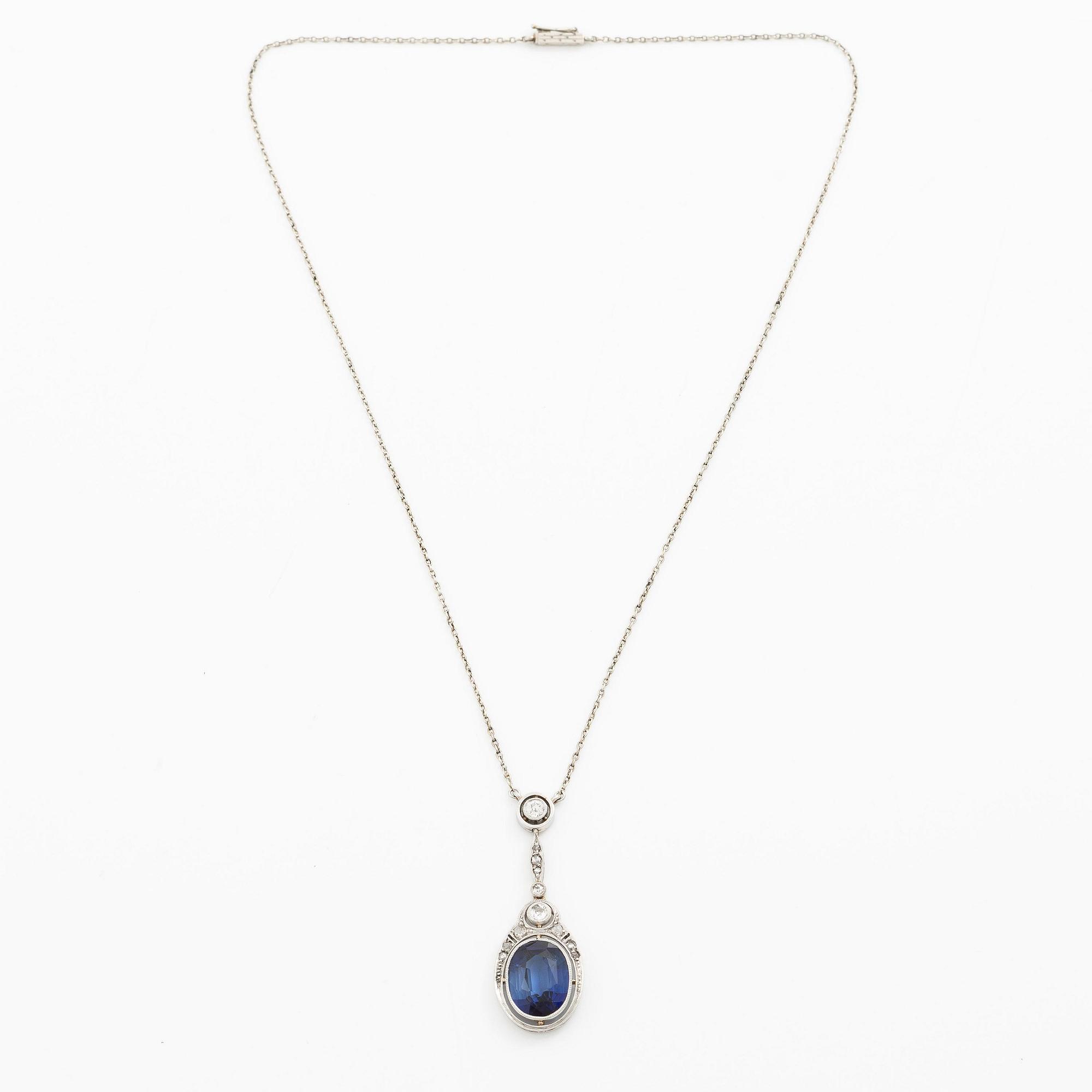 Collier 18K vitguld med en syntetisk safir samt gammal- och rosenslipade diamanter.