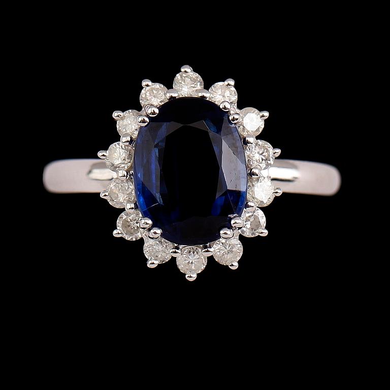 RING, 18 k guld, blå kyanit ca 3.05 ct, 14 briljantslipade diamanter tot ca 0.48 ct.